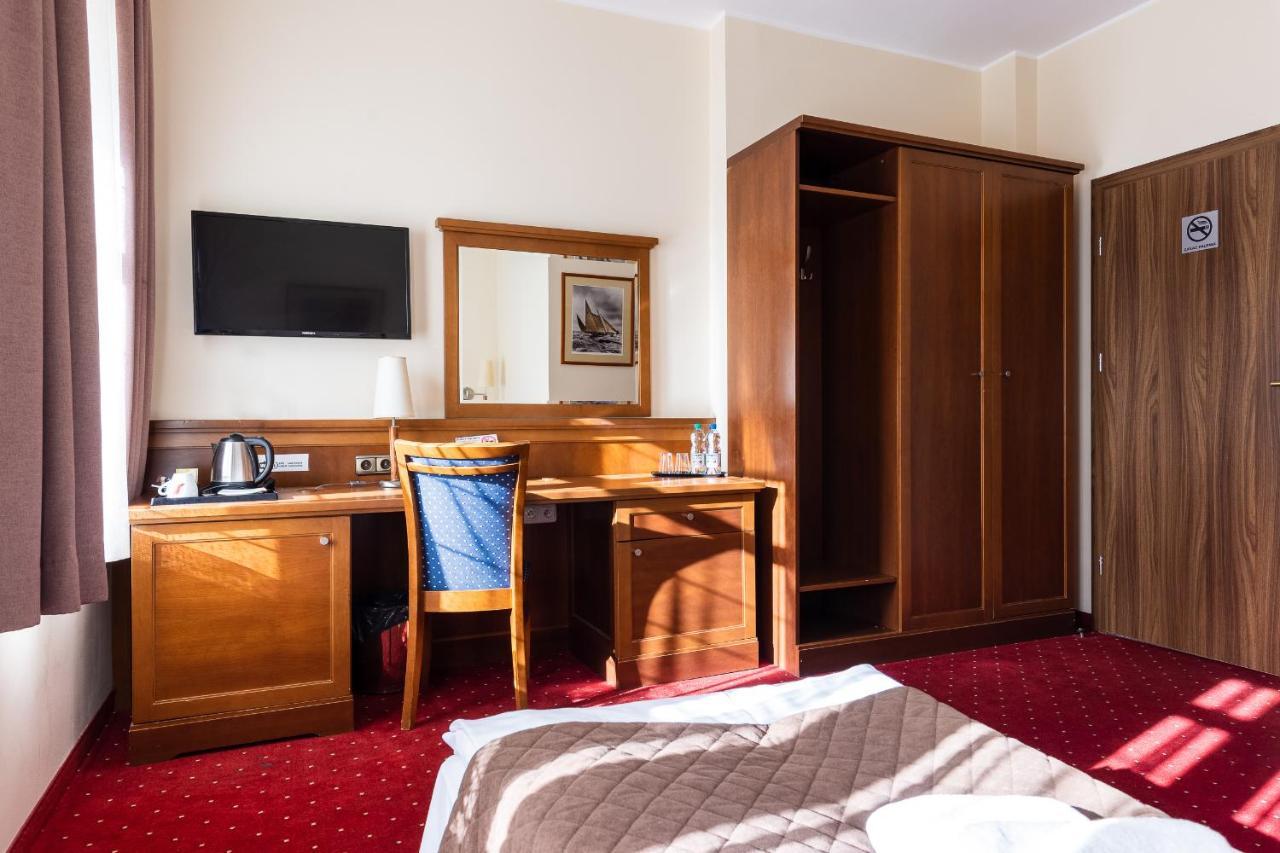 Hotel Diamond W Bialym Dworku Rumia Extérieur photo