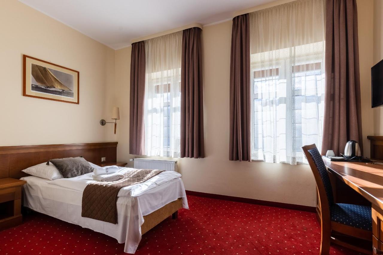 Hotel Diamond W Bialym Dworku Rumia Extérieur photo