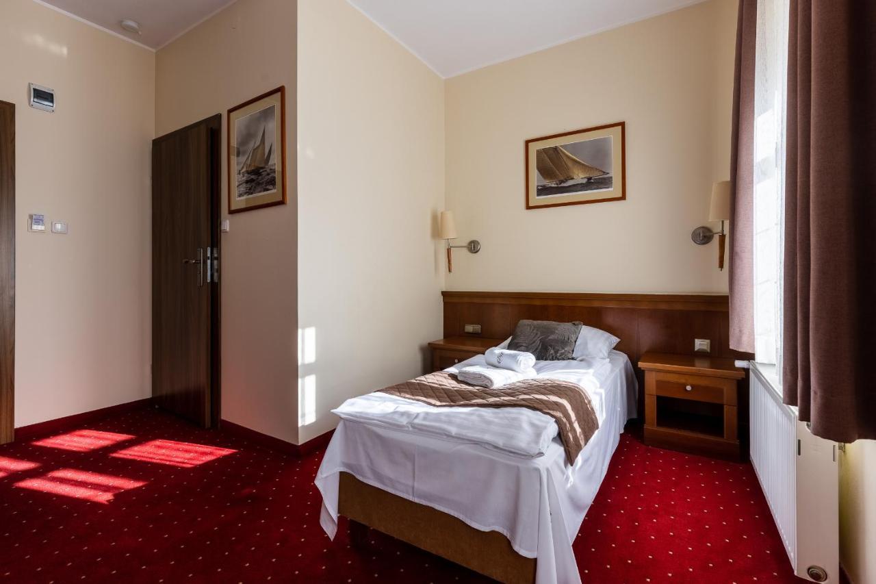 Hotel Diamond W Bialym Dworku Rumia Extérieur photo