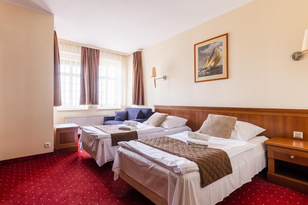 Hotel Diamond W Bialym Dworku Rumia Extérieur photo