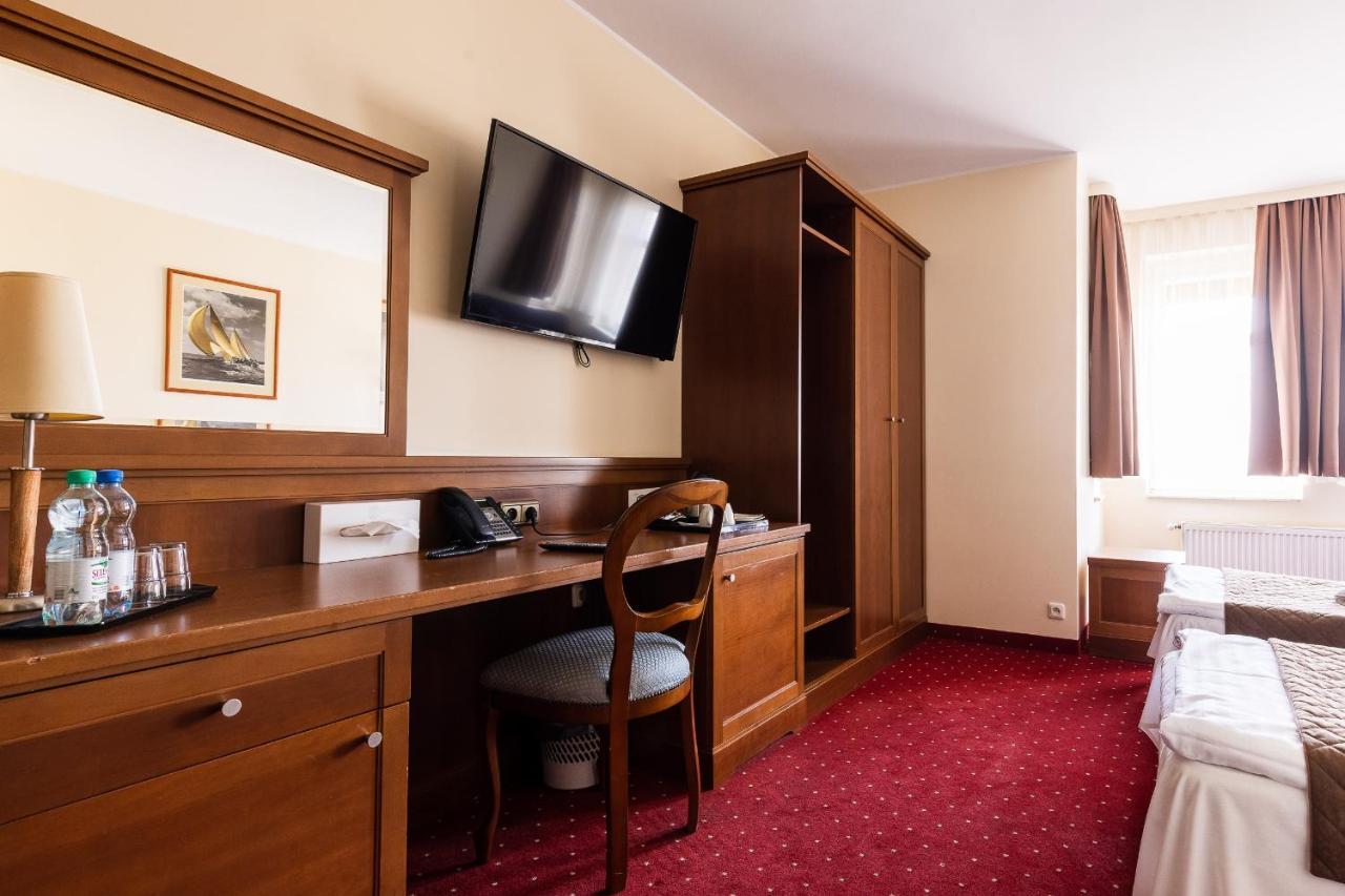 Hotel Diamond W Bialym Dworku Rumia Extérieur photo